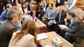 «الوزير» يبحث مع نائب رئيس بنك الاستثمار الأوروبي توطين صناعة النقل بمصر